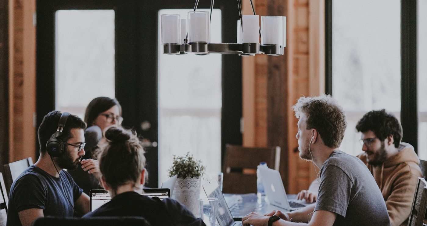 Profissional comparando IA corporativa com uso direto do ChatGPT em ambiente empresarial — BW8 Martech